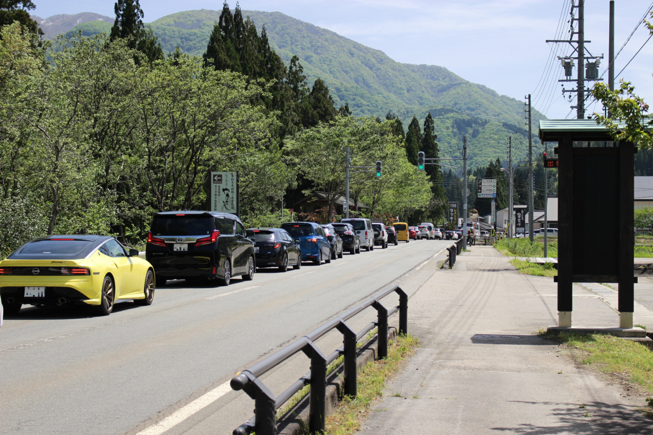 駐車場に入るための渋滞。2時間以上待つ場合もあります。