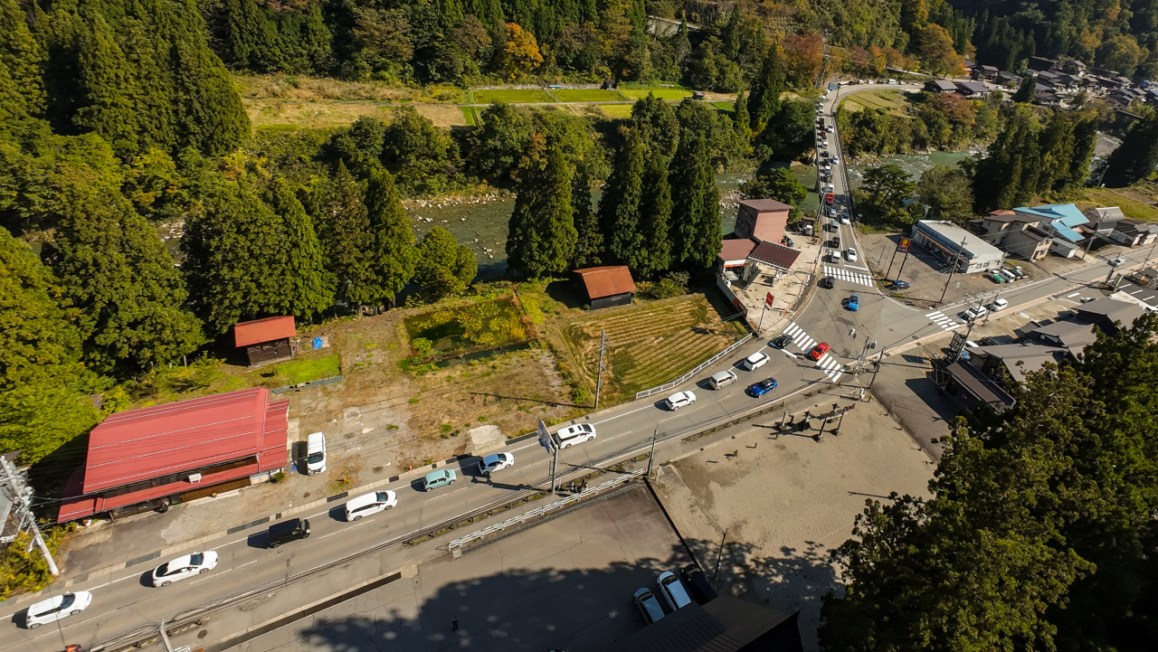 駐車場に入るための渋滞。2時間以上待つ場合もあります。