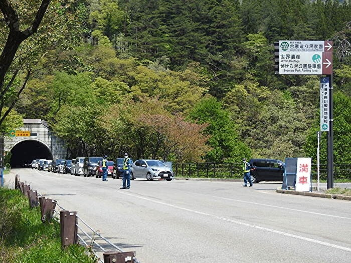 駐車場に入るための渋滞。2時間以上待つ場合もあります。