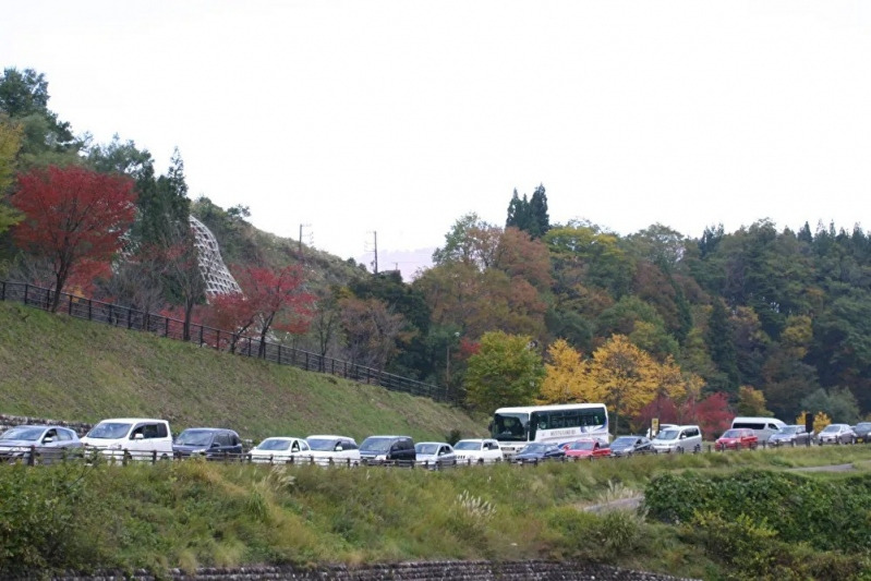 駐車場に入るための渋滞。2時間以上待つ場合もあります。